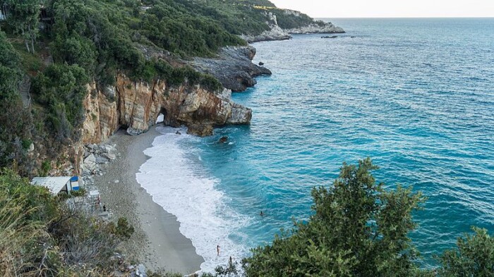 希腊贝里昂山的海滩是一个顶级的家庭旅游胜地